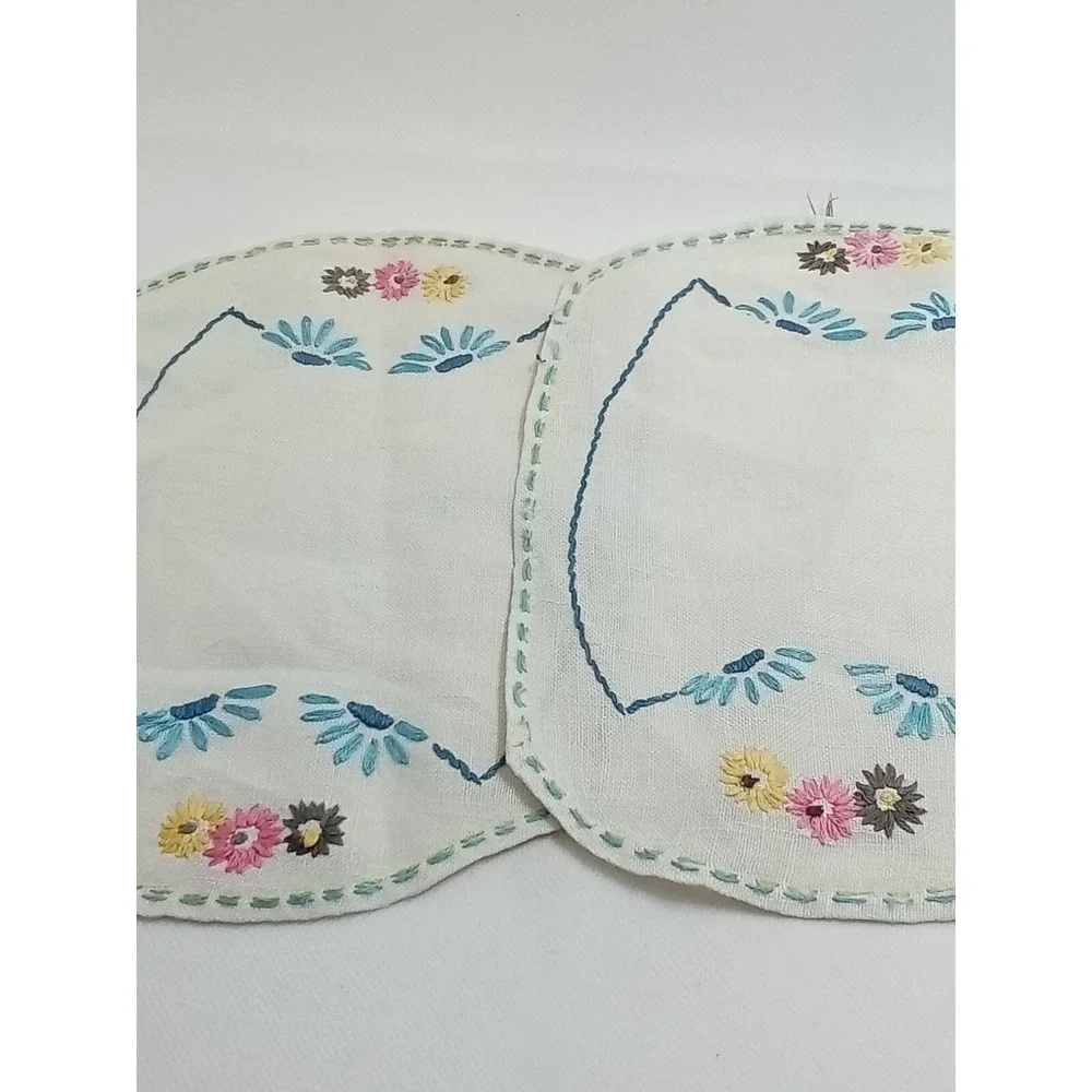 4 Vintage Needlepoint Doilies‎